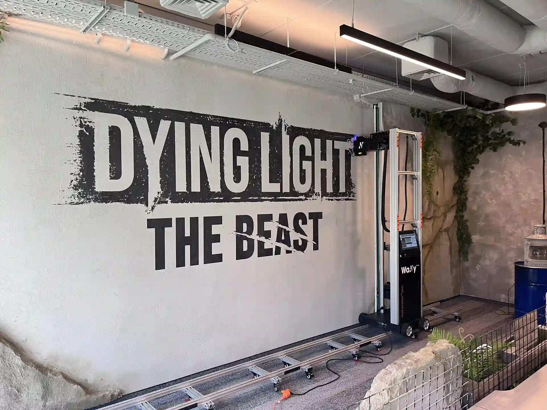 Dzieło drukarki naściennej Wally Printer w siedzibie Techland dla nowej gry Dying Light The Beast